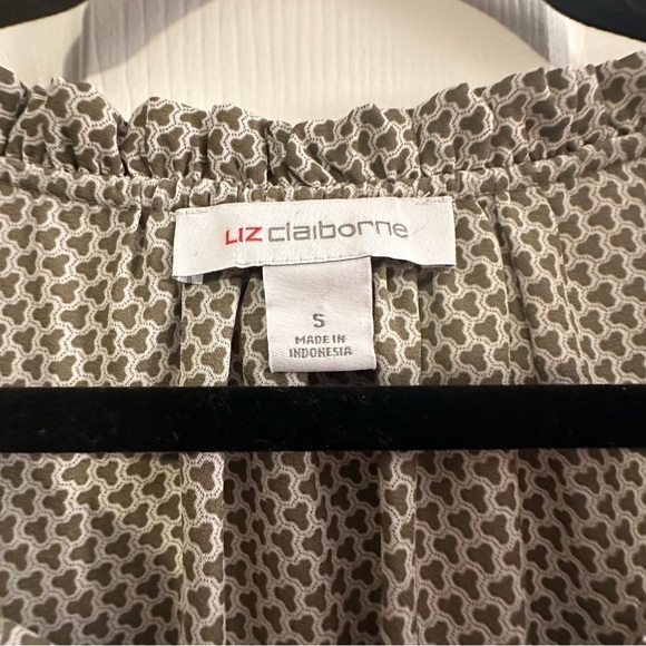 Liz Claiborne Sleeveless V-Neck Printed Top Ruffle Trim Olive Green Womens Small - Picture 4 of 5